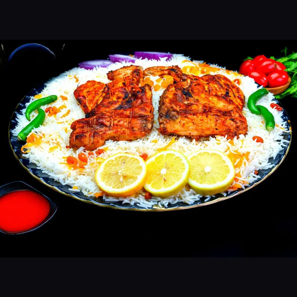 وجبة دجاج على الفحم مع رز - دجاجة كاملة